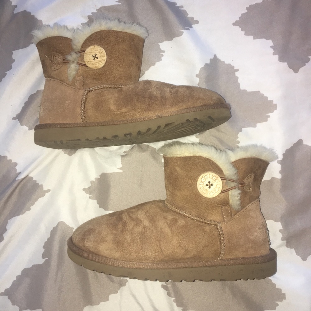 Mini bailey button UGG boots